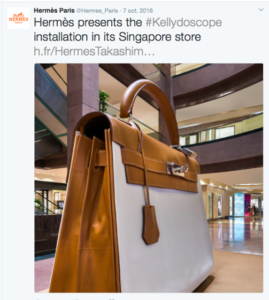 Post d'hermès qui installe un géant sac dans le store de Singapore
