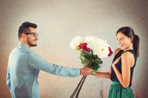 Homme offrant un bouquet de fleurs à une fille