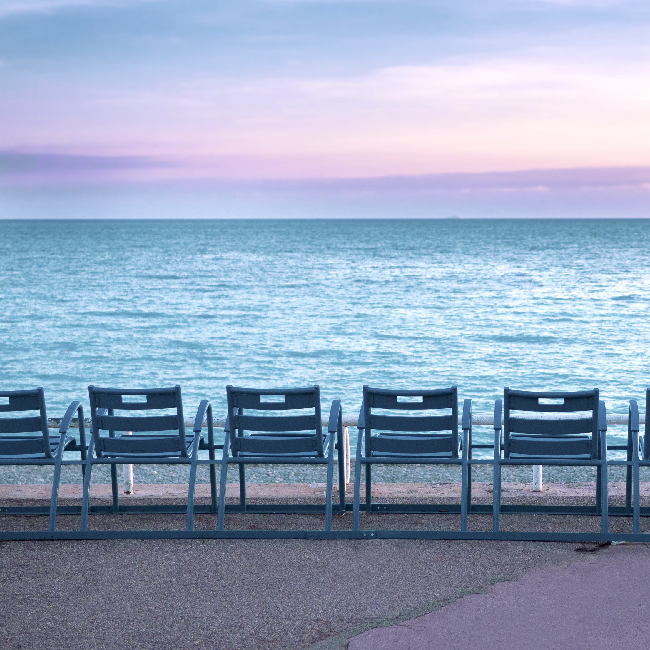 Les chaises bleues de nice en face de la mer